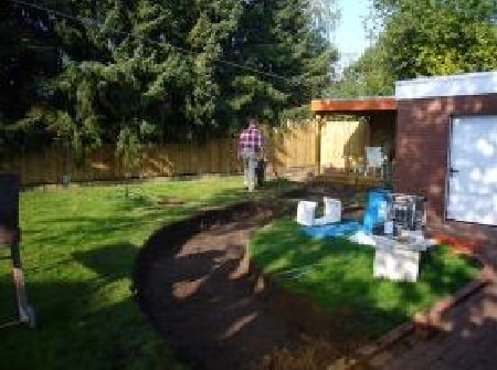 Der Garten soll neu gestaltet werden. Dazu wird erst einmal der Mutterboden ausgekoffert.